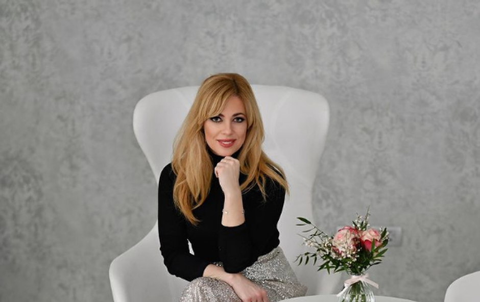 Ana Tavčar Pirkovič pokazala belo, klasično krojeno obleko, ki nikoli ne gre iz mode, imate podobno tudi vi? (foto: Instagram/osebni arhiv)