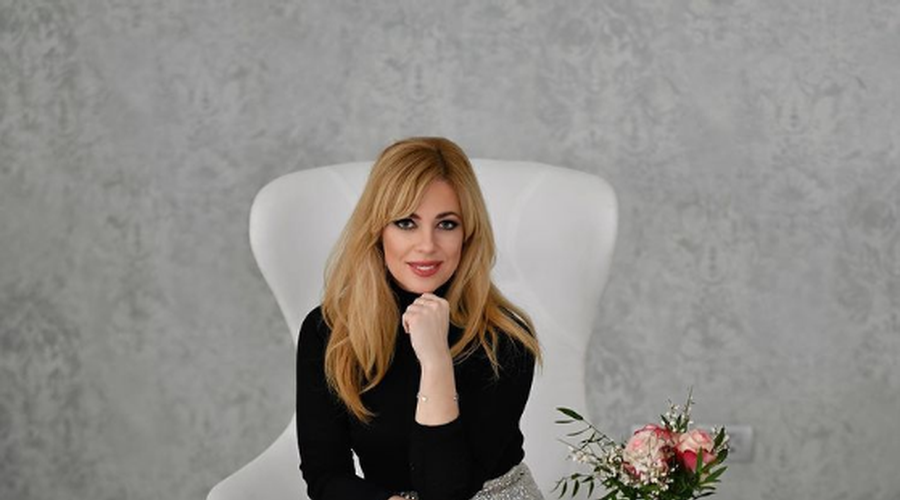 Ana Tavčar Pirkovič pokazala belo, klasično krojeno obleko, ki nikoli ne gre iz mode, imate podobno tudi vi? (foto: Instagram/osebni arhiv)