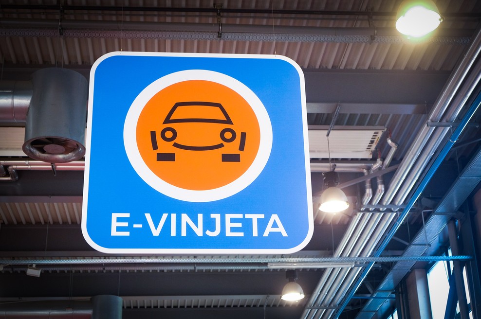 Elektronska vinjeta po mesecu dni od torka obvezna za vse, sistem pa že kaže prve luknje! DARS molči (foto: STA)