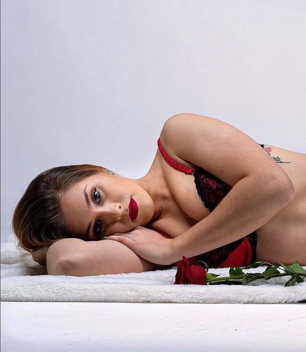 Z malce močnejšim make-upom in v rdeče-črno modrčku je Tjaša videti fantastično in očitno je, da je res fotogenično dekle. …