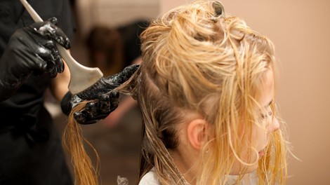 Frizerka na TikToku objavila posnetek od beljenja uničenih las: "Tem lasem ni pomoči!"