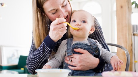 Mamica šestmesečnega dojenčka šokirala na TikToku: "Dete obožuje srednje pečen zrezek!"
