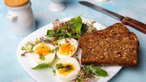 Ste že jedli tako pripravljena jajca? Tu je recept z dvema skrivnima sestavinama, ki ga razkriva kuhar kraljice Elizabete