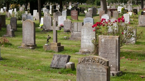 "Te 4 besede na nagrobniku naj bodo svarilo drugim," je povedal milijonar, ki je danes brez beliča