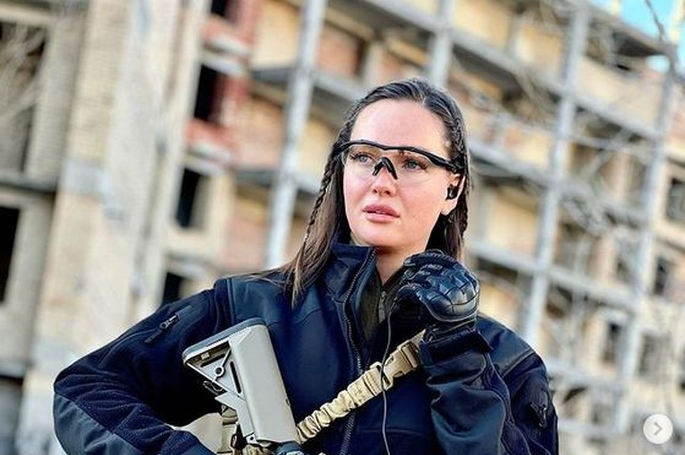 Mis Ukrajine brani svojo domovino in sporoča: "Roke stran!" (foto: IG Anastasiia Lenna)