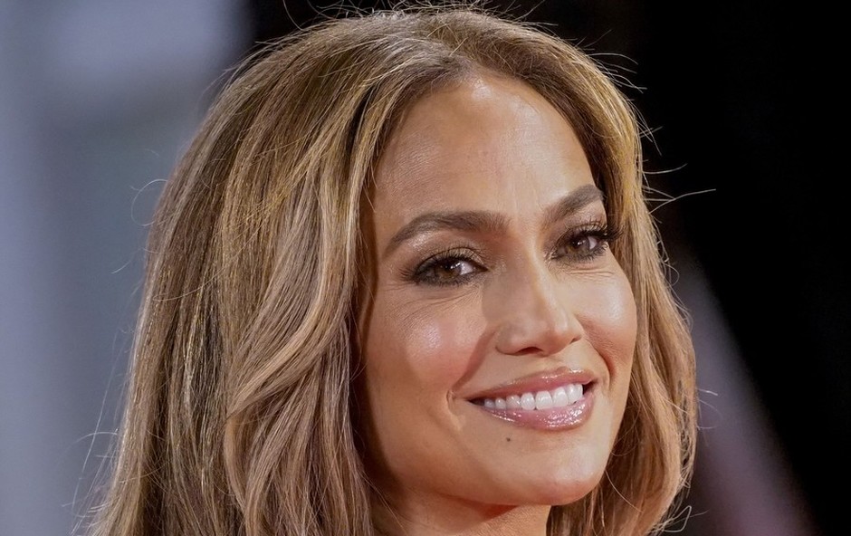 Jennifer Lopez z mini obleko povzročila pravo senzacijo - čas je za slovo od maksi oblek! (foto: Profimedia)