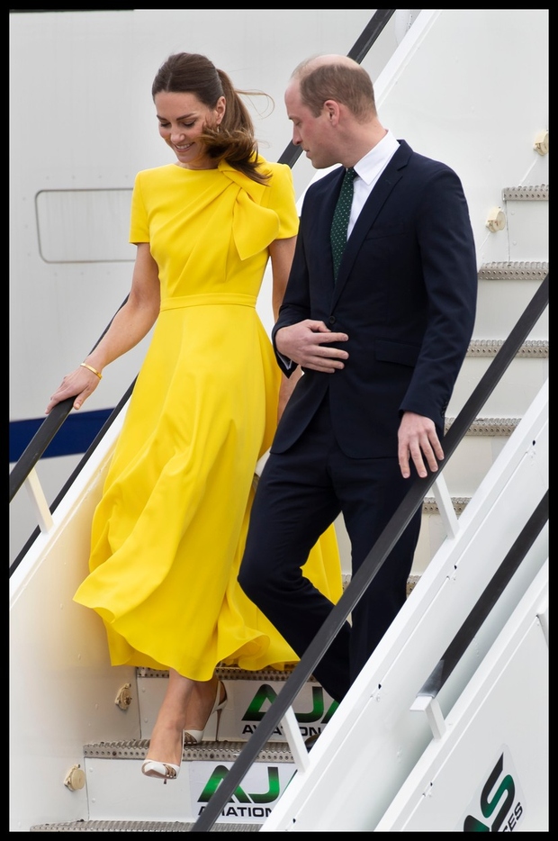 Za to posebno priložnost je Kate izbrala še posebej čudovito obleko, ob prihodu z letala se je pokazala v intenzivni …