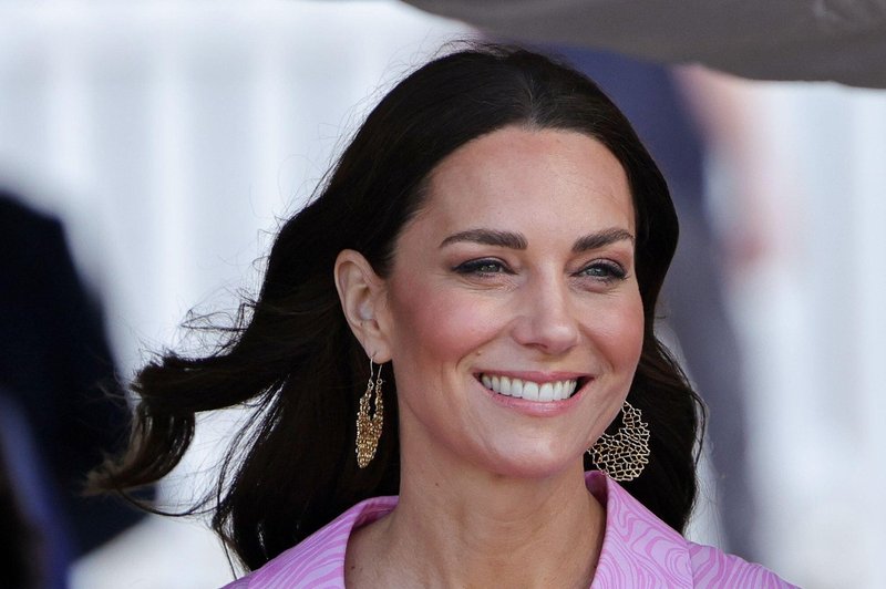 Za TO obleko je Kate Middleton odštela povprečno slovensko plačo. Se vam zdi vredna toliko? Hmm ... (foto: Profimedia)