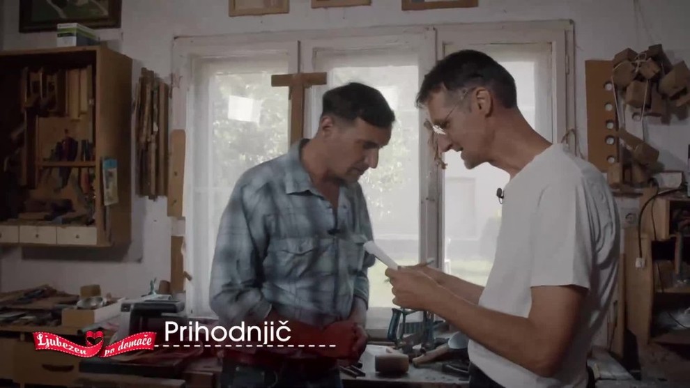 ... na plesišču z kar vsemi kandidati, saj je, kot pravi, tudi po snemanju s čisto vsemi ohranila prijateljske vezi …