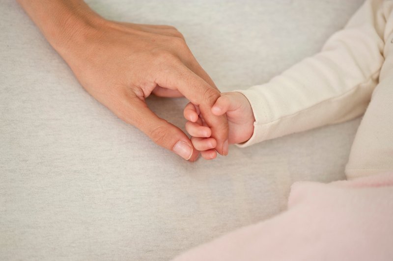 Opa, na male zaslone se po porodu vrača ta znana Slovenka, njen še bolj znani partner poka od ponosa, samo poglejte jo! (foto: Profimedia)