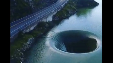 VIDEO: Sredi jezera v Kaliforniji se je odprl BIZARNI ’portal iz pekla’