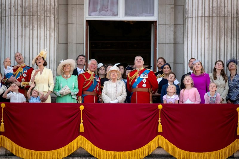 To so člani kraljeve družine, ki so bili ob kraljičini postelji vse do konca (foto: Profimedia)