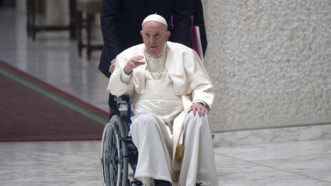 FOTO: Papež pristal na vozičku! Kakšna bolezen ga pesti?