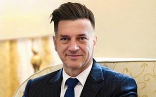 Kritike na račun Golobove frizure: kakšna bi bila zanj prava?