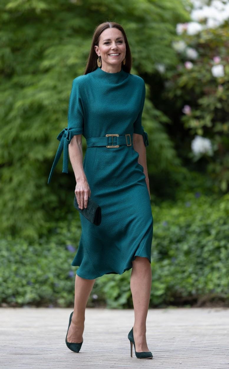 Kate Middleton je elegantna tudi v kavbojkah, poglejte si to njeno kombinacijo (foto: Profimedia)