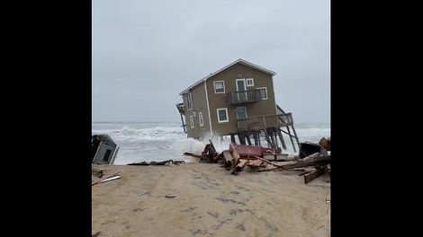 Klimatskih sprememb ni? Poglejte, kako se je v morje zrušila hiša, vredna 366.000 eurov!