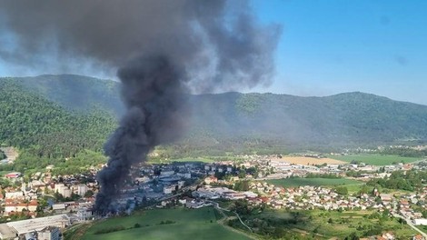 Močna eksplozija v Kočevju: koliko je huje poškodovanih?
