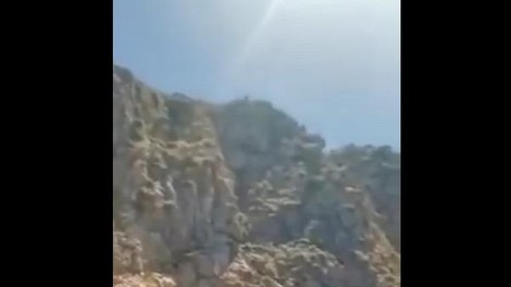 VIDEO: Soproga je snemala nogometaša, ki je skočil z visoke skale, potem se je zgodilo