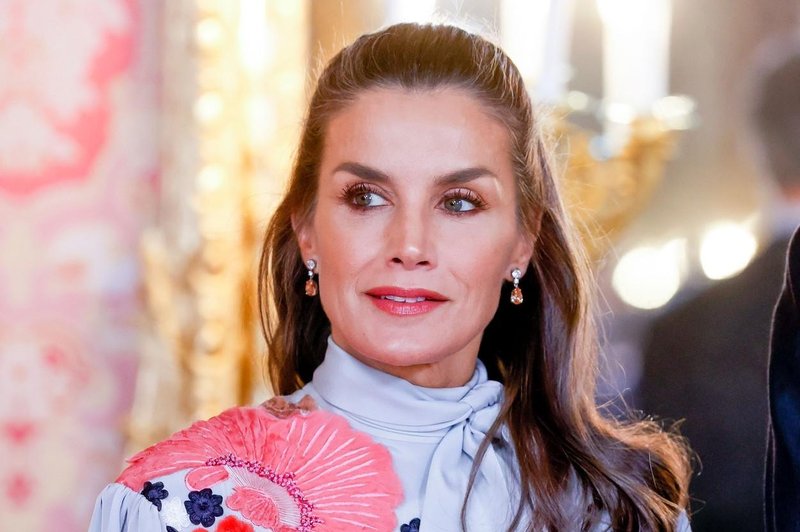 Španska kraljica Letizia je skupaj s kraljem Felipejem VI. v kraljevi palači gostila katarskega emirja šejka Tanima Bin Hamada Al Thanija in šejko Jawaher Bint Hamad Bin Suhaim Al Thani. Gre za prvi državni obisk v zadnjih šestih mesecih, zelo poseben dogodek, za katerega se je odločila obleči povsem novo obleko. To je bela obleka z izvezenimi modrimi cvetovi znamke Carolina Herrera, ki je bila vedno pomembna v njeni garderobi, vendar postaja vse pomembnejša. Njen videz si oglejte v fotogaleriji. (foto: Profimedia)