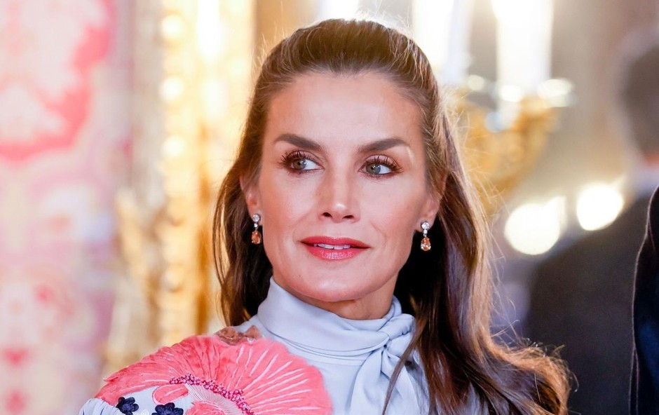 Španska kraljica Letizia je skupaj s kraljem Felipejem VI. v kraljevi palači gostila katarskega emirja šejka Tanima Bin Hamada Al Thanija in šejko Jawaher Bint Hamad Bin Suhaim Al Thani. Gre za prvi državni obisk v zadnjih šestih mesecih, zelo poseben dogodek, za katerega se je odločila obleči povsem novo obleko. To je bela obleka z izvezenimi modrimi cvetovi znamke Carolina Herrera, ki je bila vedno pomembna v njeni garderobi, vendar postaja vse pomembnejša. Njen videz si oglejte v fotogaleriji. (foto: Profimedia)