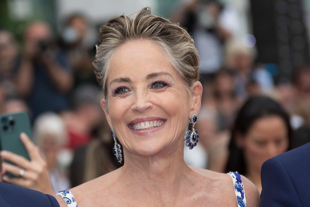 64-letno Sharon Stone so opazili na Beverly Hillsu, kjer se je odpravila na kosilo in bila brez ličil videti brezhibno. …