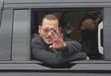 Johnny Depp na sojenju s srbsko kravato: kdo mu jo je podaril?