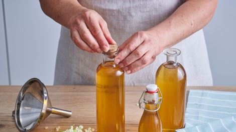 Učinkovita pomoč zoper nadležen kašelj: Domači sirup iz žajblja (RECEPT)