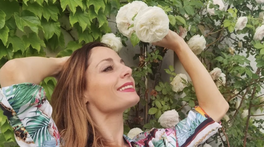 Ana Klašnja navdušuje s poletno obleko, ki je kot nalašč za tiste, ki štejejo 40 + (foto: IG)