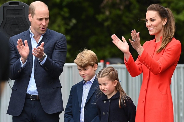 Med kraljevimi oboževalci se je razvnela burna razprava - zakaj je Kate tako pogosto fotografirana z obliži na rokah? Med …