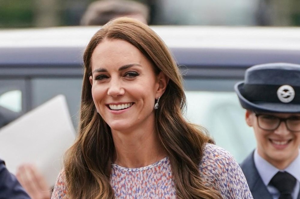 Vojvoda in vojvodinja Cambriška sta v okviru praznovanja kraljičinega platinastega jubileja na dirkališču Newmarket uživala ob pivu in igranju nogometa. Kate Middleton in princ William sta bila videti veselo razpoložena, ko sta se udeležila prvega dneva grofije Cambridgeshire. Na dan praznovanja, ki je vključeval dirke, predstave in več kot 100 stojnic, je na tisoče ljudi zbiralo denar za dobrodelne namene, vendar sta Kate in princ William bila tista, ki sta ukradla šov. Poglejte, zakaj, na naslednjih fotografijah. (foto: Profimedia)