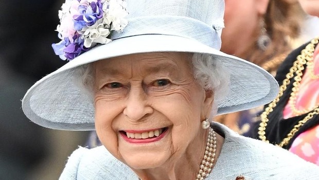 Zdi se, da se je eno obdobje kraljevega sloga končalo, saj se zdi, da ima kraljica Elizabeta novo pričesko. Kot opozarja People, so na fotografijah s srečanj, ki jih je imela prejšnji teden na gradu Windsor s canterburyjskim nadškofom Justinom Welbyjem in guvernerko Novega Južnega Walesa Margaret Beazley, vladaričini lasje videti krajši kot običajno.

Kraljičina pričeska je bila v začetku meseca, ko so jo fotografirali med praznovanjem njenega platinastega jubileja, še vedno v znanem slogu in dolžini. Svojo novo, kratko pričesko je pokazala na srečanju s canterburyjskim nadškofom in v sredo pa na sprejemu pri guvernerke Novega Južnega Walesa. Oglejte si jo na naslednjih fotografijah. (foto: Profimedia)