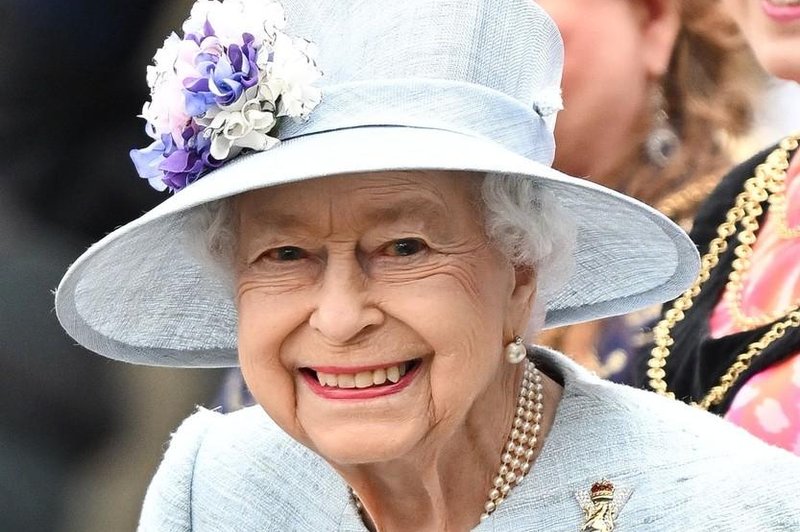 Zdi se, da se je eno obdobje kraljevega sloga končalo, saj se zdi, da ima kraljica Elizabeta novo pričesko. Kot opozarja People, so na fotografijah s srečanj, ki jih je imela prejšnji teden na gradu Windsor s canterburyjskim nadškofom Justinom Welbyjem in guvernerko Novega Južnega Walesa Margaret Beazley, vladaričini lasje videti krajši kot običajno.

Kraljičina pričeska je bila v začetku meseca, ko so jo fotografirali med praznovanjem njenega platinastega jubileja, še vedno v znanem slogu in dolžini. Svojo novo, kratko pričesko je pokazala na srečanju s canterburyjskim nadškofom in v sredo pa na sprejemu pri guvernerke Novega Južnega Walesa. Oglejte si jo na naslednjih fotografijah. (foto: Profimedia)