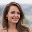 Pozabite kavbojke in srajco: Angelina Jolie pokazala ležeren stajling za ženske nad 40 let