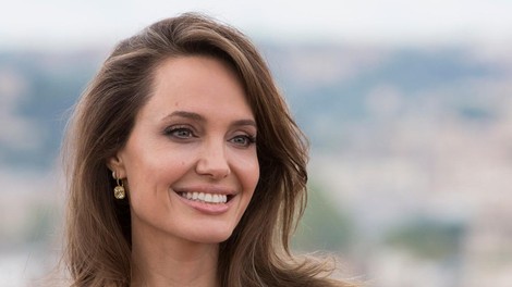 Pozabite kavbojke in srajco: Angelina Jolie pokazala ležeren stajling za ženske nad 40 let
