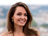Pozabite kavbojke in srajco: Angelina Jolie pokazala ležeren stajling za ženske nad 40 let
