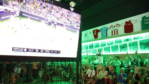 FOTO in VIDEO: Evforično vzdušje med košarkarskimi navijači pred zasloni (foto: Aleksandra Saša Prelesnik)