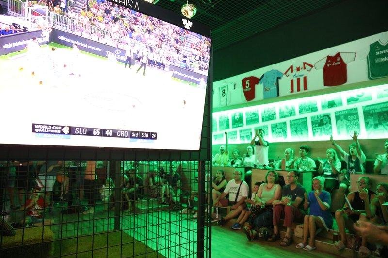FOTO in VIDEO: Evforično vzdušje med košarkarskimi navijači pred zasloni (foto: Aleksandra Saša Prelesnik)