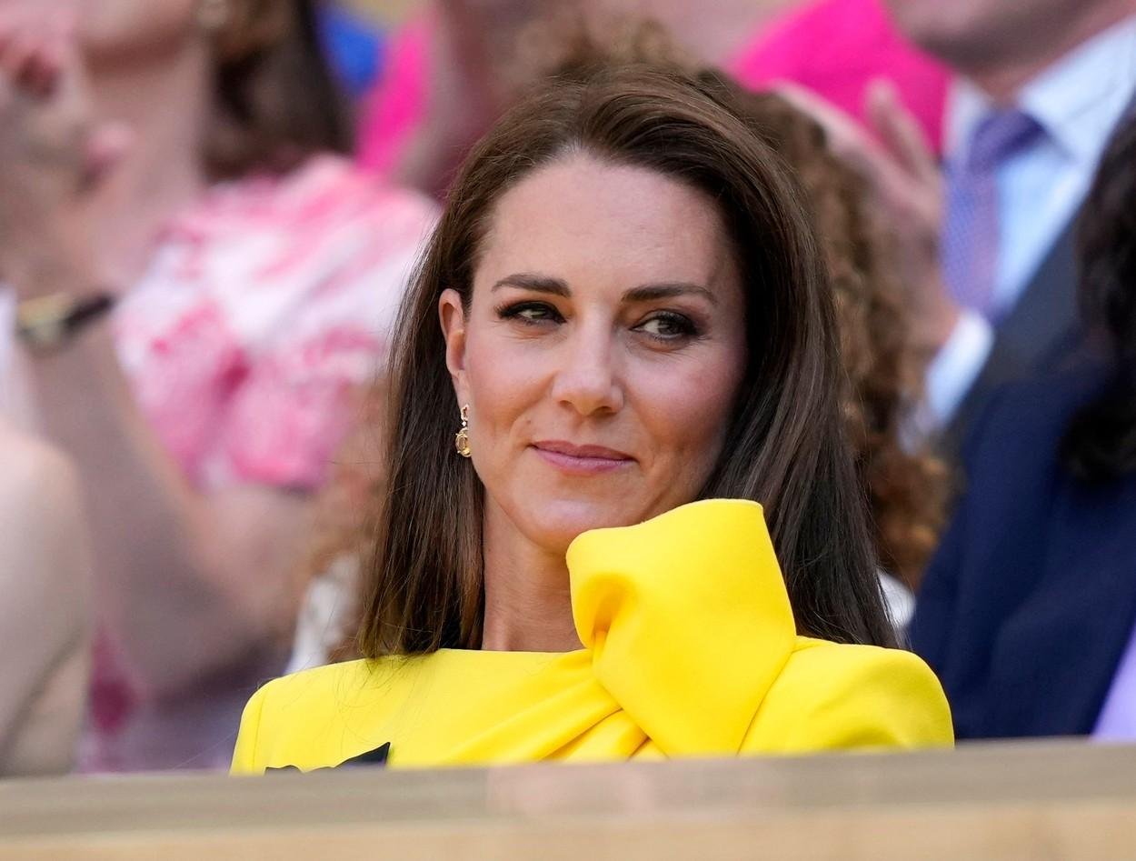 Kate Middleton Tako Zelo Nagajal Veter Da Je Po Nesreči Pokazala Tudi