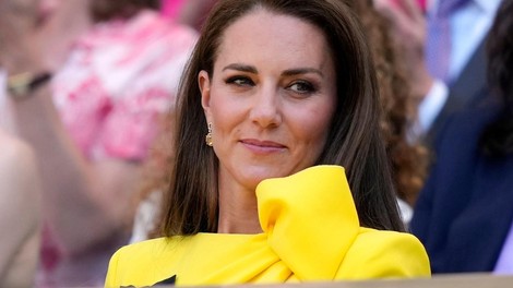 Kate Middleton tako zelo nagajal veter, da je po nesreči pokazala tudi zapeljivo golo zadnjico