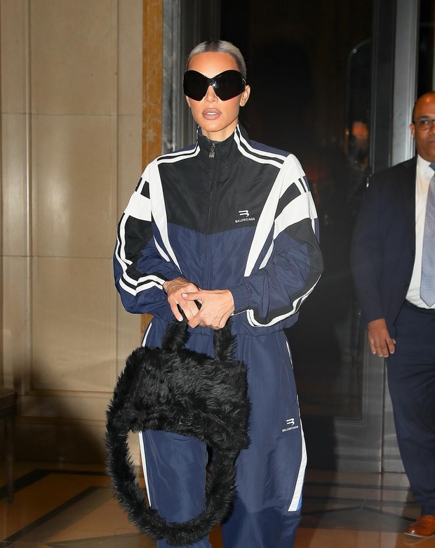 Široka modro-črna trenirka Kim Kardashian je iz trenutne Balenciaga kolekcije moških oblačil. Njen izlet v moška oblačila je povsem smiseln, …