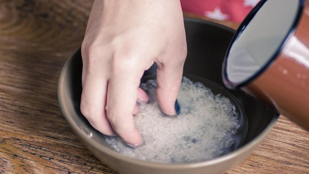 TO je razlog, zakaj vode, v kateri ste oprali ali kuhali riž, ne gre zlivati v odtok! (foto: Profimedia)
