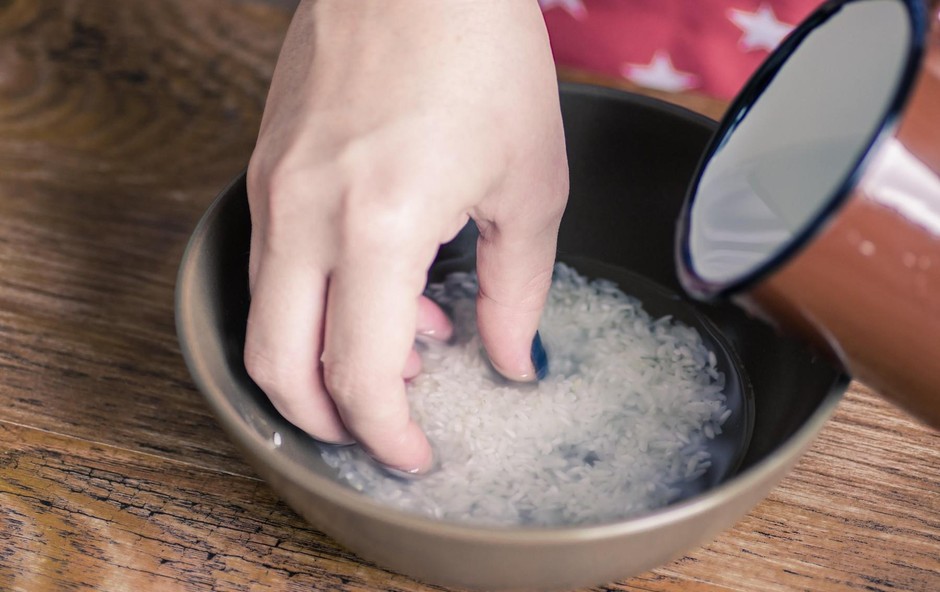 TO je razlog, zakaj vode, v kateri ste oprali ali kuhali riž, ne gre zlivati v odtok! (foto: Profimedia)