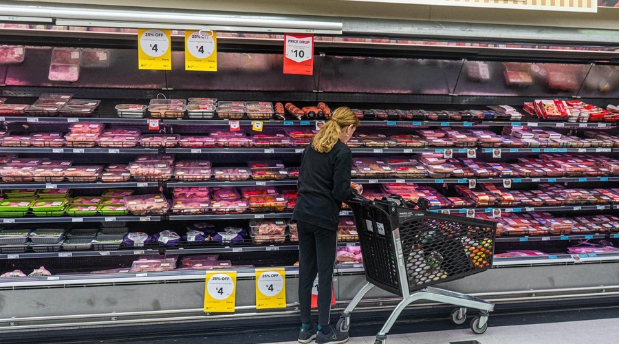 Trgovci se poslužujejo trikov, a svoje imajo tudi kupci - dobro jih je poznati, tako bo v denarnici ostal kakšen bankovec več! (foto: Profimedia)