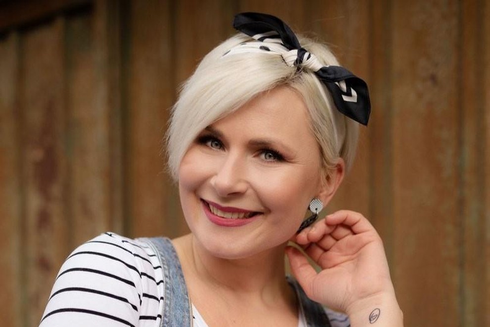Ana Praznik je ena najbolj prepoznavnih slovenskih televizijskih osebnosti, ki je javnost prvič navdušila kot članica priljubljene skupine Bepop, nastale v glasbenem šovu Popstars. Po uspešni glasbeni karieri se je podala v medijske vode in vrsto let delovala kot radijska voditeljica, nato pa se odločila za nekoliko drugačno poklicno pot. Pred približno letom dni je zapustila stalno radijsko službo ter se posvetila projektom, ki ji omogočajo več ustvarjalne svobode in boljše usklajevanje zasebnega ter poklicnega življenja. Med njimi ima posebno mesto dobrodelna oddaja Delovna akcija, ki jo na POP TV vodi od leta 2018. V njej skupaj z ekipo pomaga družinam v težkih življenjskih okoliščinah z obnovo njihovih domov in jim tako omogoča nov začetek. Delo na terenu jo pogosto čustveno zaznamuje, saj se srečuje z ganljivimi življenjskimi zgodbami. Za ohranjanje notranjega ravnovesja zato veliko pozornosti namenja skrbi za svoje duševno počutje, pri čemer ji pomagata meditacija in vsakodnevno zapisovanje stvari, za katere je hvaležna. Lani je Ana nekaj časa preživela v Mehiki, od koder je s sledilci delila številne utrinke s potovanja. Berite dalje ...