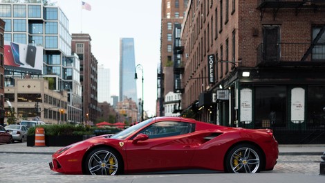Kaj pa to?! TA znani Slovenec si je kupil Ferrarija, samo poglejte tega lepotca (IN njegovo ceno!)