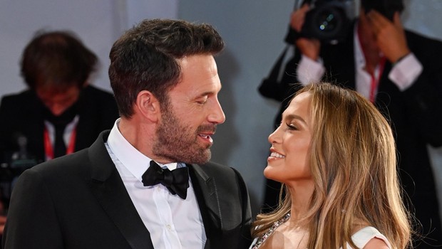 Zaljubljeni pogledi Bena Afflecka in Jennifer Lopez so že lani na filmskem festivalu v Benetkah dali slutiti, da gre tokrat zares. (foto: Foto: Profimedia Profimedia)
