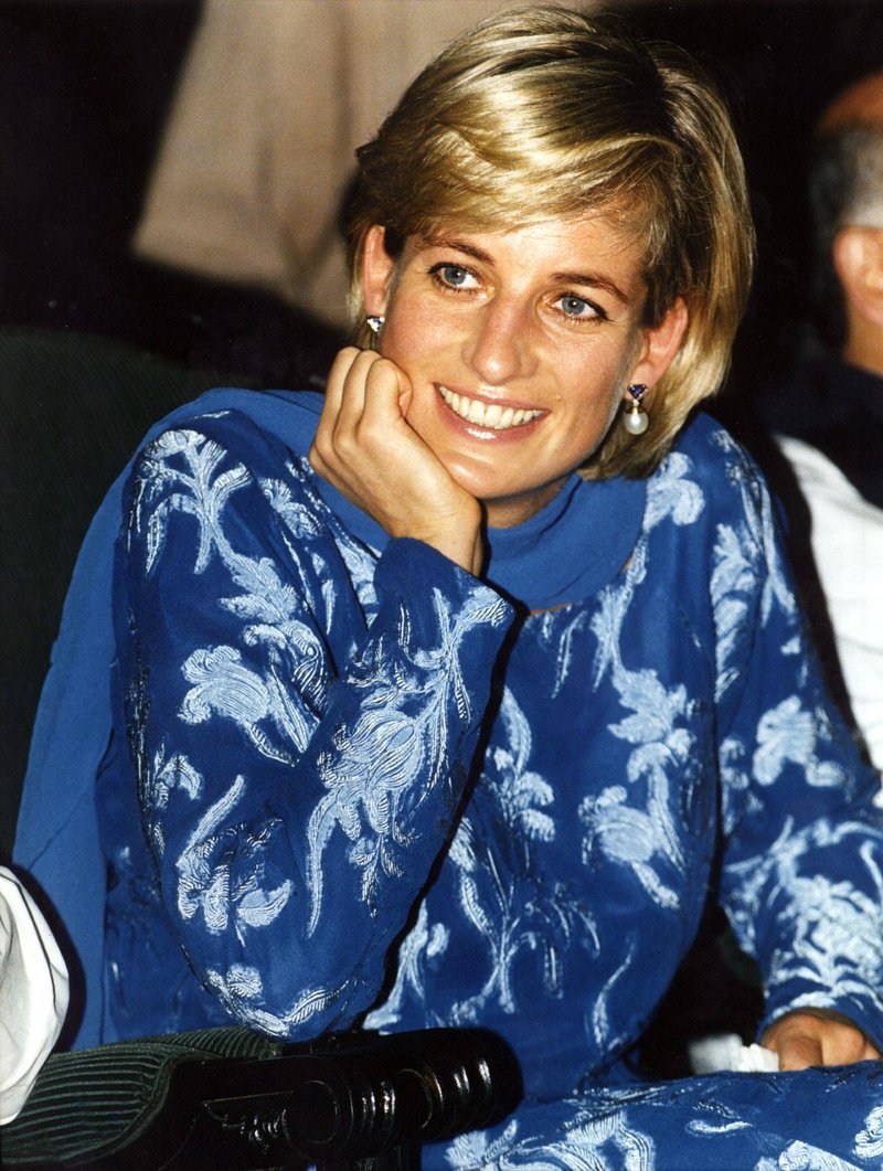 Zdaj je jasno, zakaj je nekoč princesa Diana nosila ogrlico kot naglavni trak in tega mnogi ne bi pričakovali!
