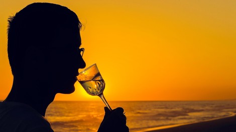 Pitje TE alkoholne pijače ima podobne učinke kot telovadba