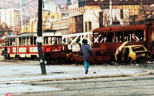 Šokanten film slovenskega režiserja: "Bogati tujci so plačevali, da bi ubijali ljudi v obkoljenem Sarajevu."