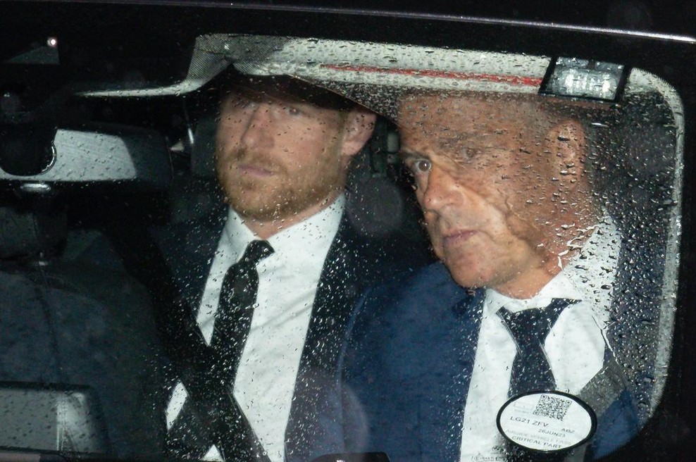 Zdaj je jasno, da je bil princ Harry prepozen, da bi se še lahko poslovil od kraljice Elizabete (foto: Profimedia)